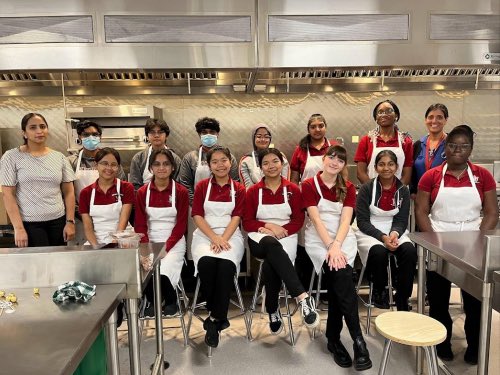 Amazing cake decorating lessons at <a href="/BishopReding/">Bishop Reding</a> !! #hcdsbesl #hcdsbml