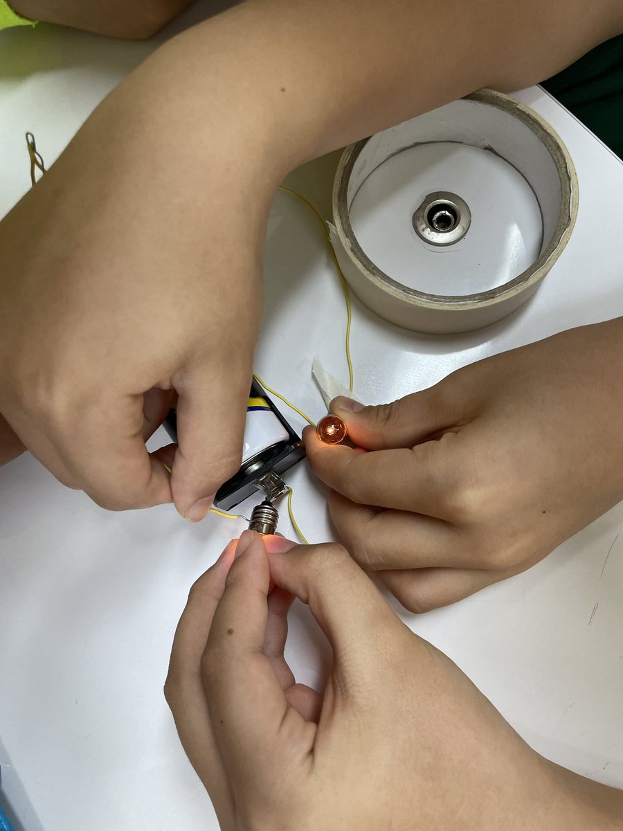 davidmrive's tweet image. 4R wrapping up guided inquiries into circuit arrangements and the functionality of components. Questioning, trial &amp;amp; error, and reflection. Ss walking away with a strong understanding of the central idea. 💡 #science #energy @SJA_Jeju