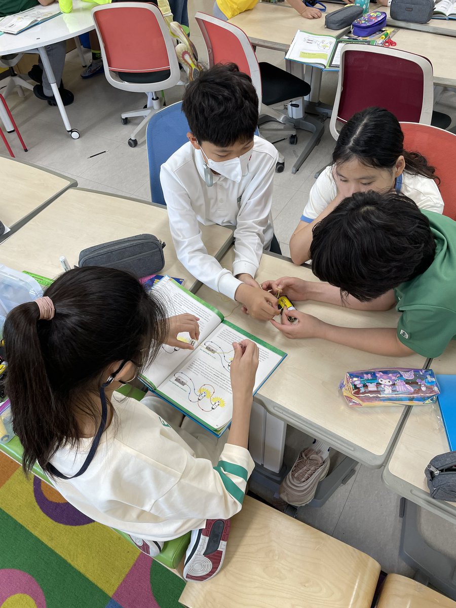 davidmrive's tweet image. 4R wrapping up guided inquiries into circuit arrangements and the functionality of components. Questioning, trial &amp;amp; error, and reflection. Ss walking away with a strong understanding of the central idea. 💡 #science #energy @SJA_Jeju