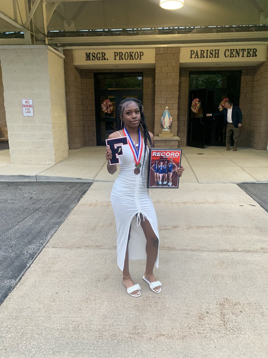 KaylaClink's tweet photo. Special thanks to god, my mom, my grandparents, and my coaches. I couldn’t have done this without any of y’all rooting and supporting me through the process of this intense freshman season. It finally paid off⭐️ #doingitforamya💜 #trackandfield #austintownfitch  @Fitch_Track https://t.co/67s5YrHq7j