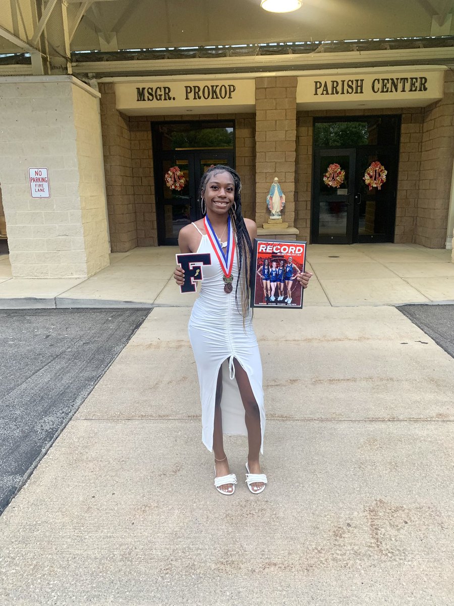 KaylaClink's tweet photo. Special thanks to god, my mom, my grandparents, and my coaches. I couldn’t have done this without any of y’all rooting and supporting me through the process of this intense freshman season. It finally paid off⭐️ #doingitforamya💜 #trackandfield #austintownfitch  @Fitch_Track https://t.co/67s5YrHq7j