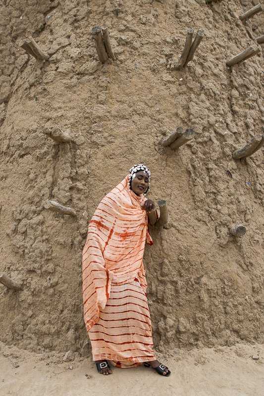 Portrait d'une femme Touareg, devant le mur de la mosquée de Djingareyber.
#documentaryphotograph #projetphoto #archivephoto #architecture #femmetravel #tourisme #touareg #mali #tombouctou #artcomtemporain #africa #missionphotography #magazineafrique #africaineportraits.