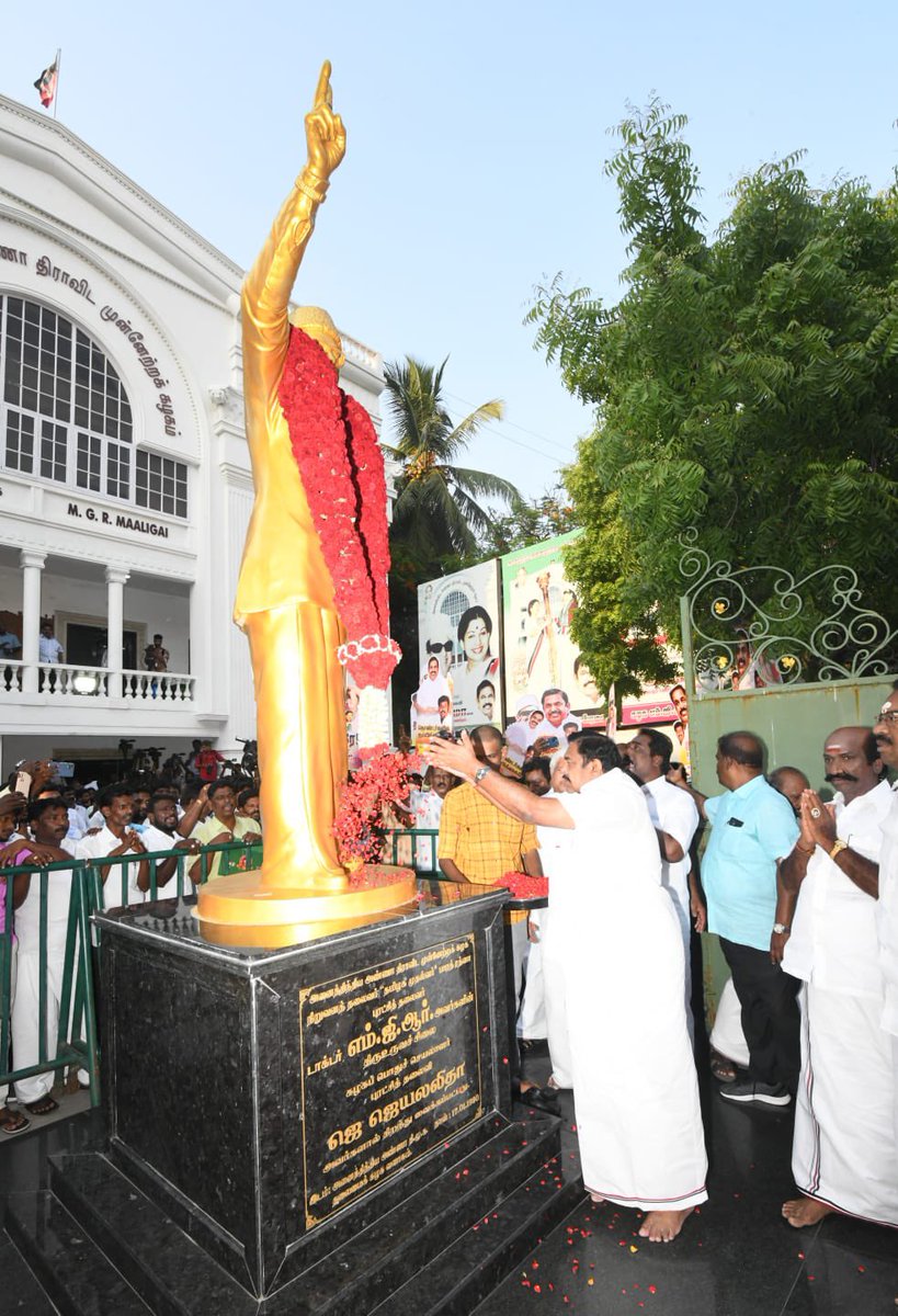 ReYas_MukThar's tweet photo. மாண்புமிகு கழக பொதுச்செயலாளர் திரு. @EPSTamilNadu அவர்கள் தலைமையில், புரட்சித் தலைவர் எம்.ஜி.ஆர் மாளிகையில் இன்று மாவட்டச் செயலாளர்கள் ���லோசனைக் கூட்டம் நடைபெற்றது😊
#AIADMK #EPS #VVR #VVRR https://t.co/0wwGZJzcPE
