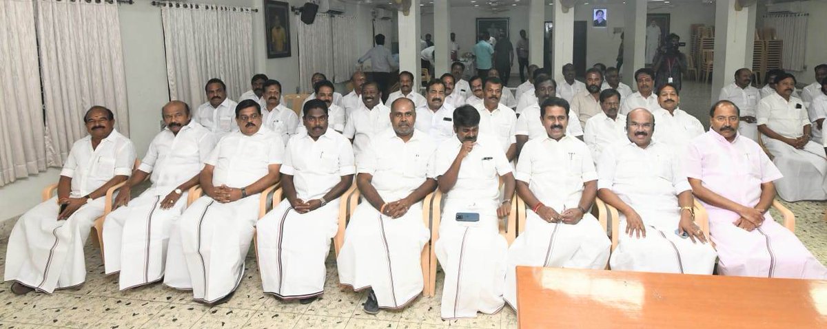 ReYas_MukThar's tweet photo. மாண்புமிகு கழக பொதுச்செயலாளர் திரு. @EPSTamilNadu அவர்கள் தலைமையில், புரட்சித் தலைவர் எம்.ஜி.ஆர் மாளிகையில் இன்று மாவட்டச் செயலாளர்கள் ���லோசனைக் கூட்டம் நடைபெற்றது😊
#AIADMK #EPS #VVR #VVRR https://t.co/0wwGZJzcPE