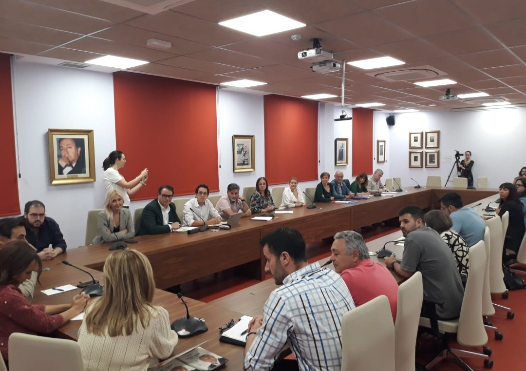 Cs_Jaen's tweet photo. Miembros de nuestra candidatura han asistido a la presentación del decálogo de propuestas de la Red Provincial contra la Pobreza.

Han participado entidades sociales como Cáritas, Fundación Don Bosco, Secretariado Gitano, Inserta Andalucía o Fejidif. 

#PorJaén #PorLosTuyos 💪🏻🍊 https://t.co/grQ9z2IgEK