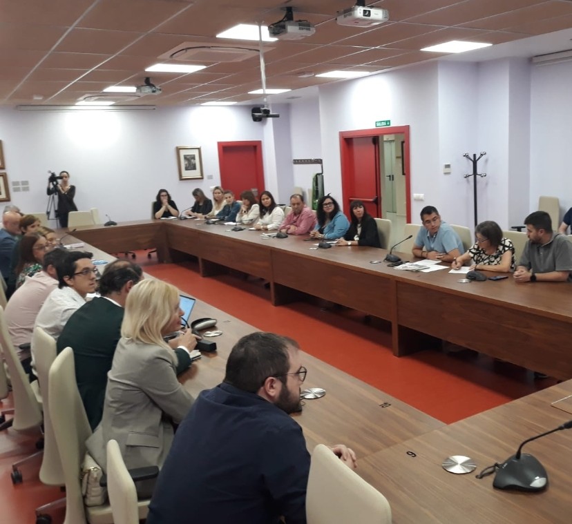 Cs_Jaen's tweet photo. Miembros de nuestra candidatura han asistido a la presentación del decálogo de propuestas de la Red Provincial contra la Pobreza.

Han participado entidades sociales como Cáritas, Fundación Don Bosco, Secretariado Gitano, Inserta Andalucía o Fejidif. 

#PorJaén #PorLosTuyos 💪🏻🍊 https://t.co/grQ9z2IgEK