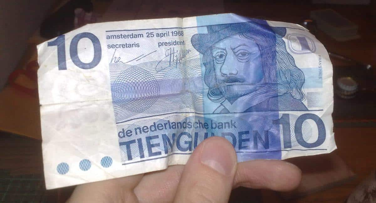 Mag je nog omrekenen?

Ik heb net 12,5 gulden uitgegeven aan 2 kroketten.

Dit briefje + een knaak