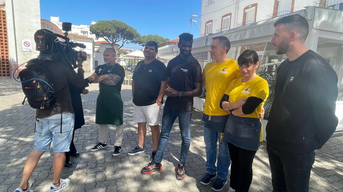 Blanes_cat's tweet photo. L'equip del @totesmoutv3 ha tornat avui a #ElsPins en la recta final del concurs #ElMillorBarrideCatalunya, de nou amb la periodista blanenca #FinaBrunet com a flamant ambaixadora, a l'emblemàtica Plaça M. de Déu del Vilar
#barri
#identitat
#veïnatge
#blanesarrandemar https://t.co/oQSwqAsGna