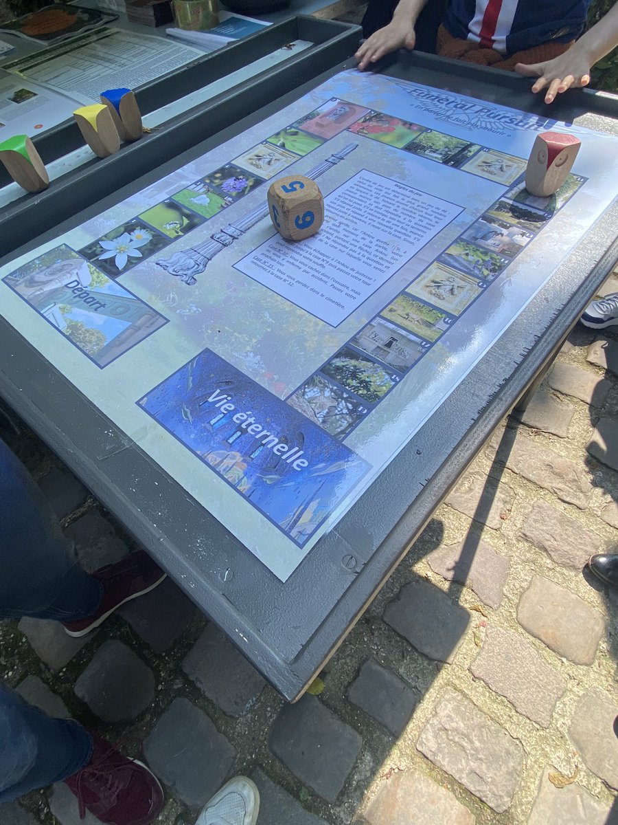 tzcld20's tweet photo. Dimanche dernier au #printempsdescimetières   afin de saluer notre partenaire economique le cimetière du Père Lachaise pour les futurs emplois de l’EBE @la_compagnie_du_20e : signature des premiers CDI le 2 juillet ! https://t.co/82WKnYC9yP