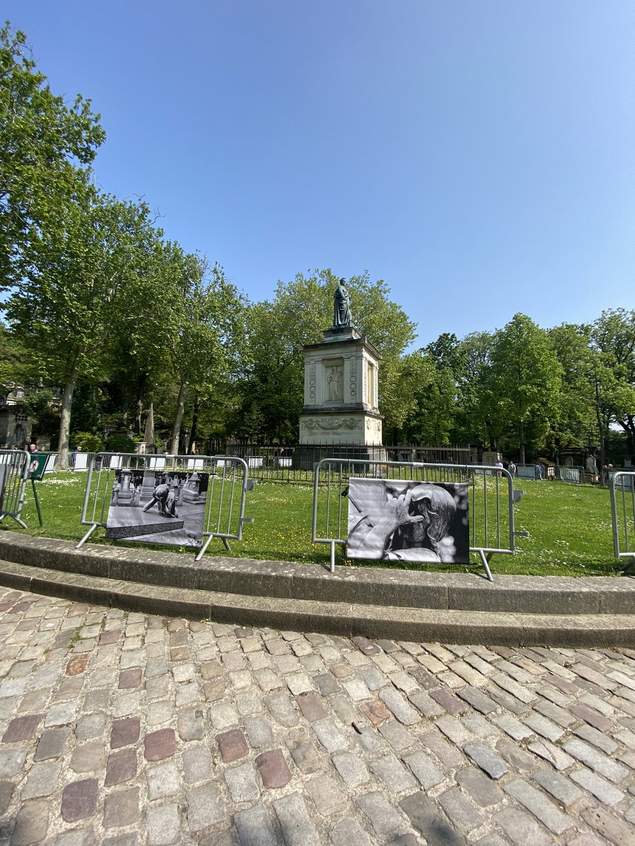 tzcld20's tweet photo. Dimanche dernier au #printempsdescimetières   afin de saluer notre partenaire economique le cimetière du Père Lachaise pour les futurs emplois de l’EBE @la_compagnie_du_20e : signature des premiers CDI le 2 juillet ! https://t.co/82WKnYC9yP