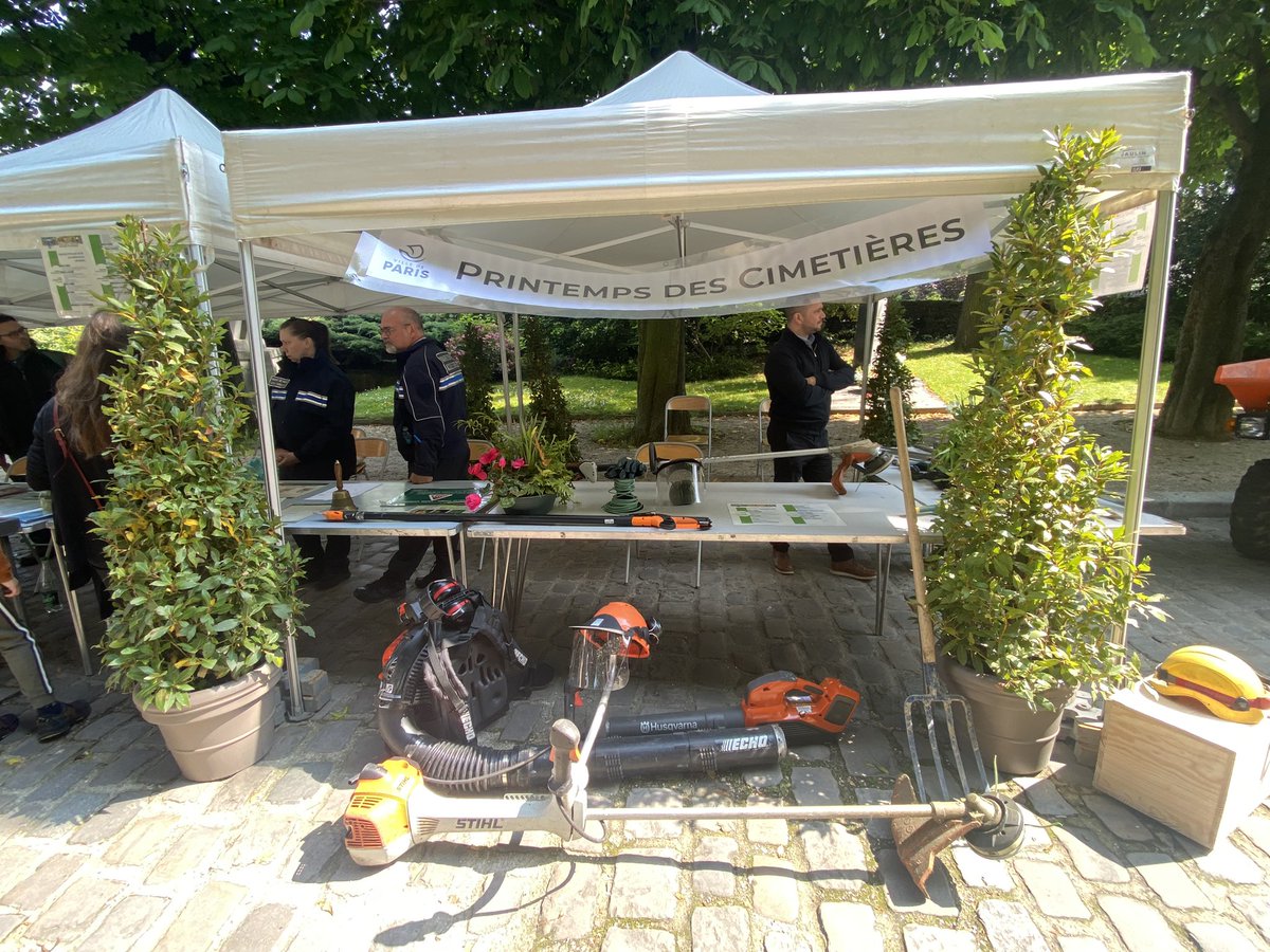 tzcld20's tweet photo. Dimanche dernier au #printempsdescimetières   afin de saluer notre partenaire economique le cimetière du Père Lachaise pour les futurs emplois de l’EBE @la_compagnie_du_20e : signature des premiers CDI le 2 juillet ! https://t.co/82WKnYC9yP