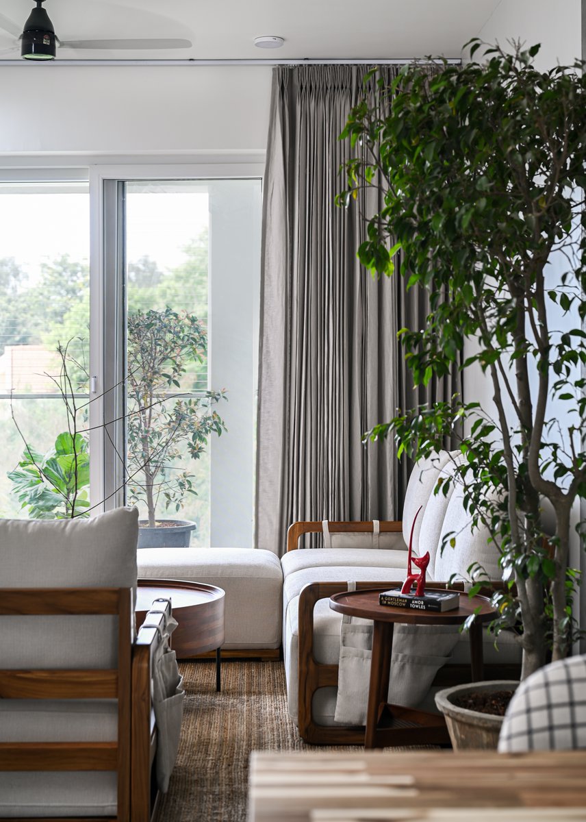 studioipsa's tweet image. This home is filled with beautiful visuals from every corner. 
The sofa and the table is made of rich teak making the space look lush. And the full bloom plant is only adding gorgeously to the vignette ❤️

#studioipsa #uandidesigns #livingroom #livingroomdesign #interiordesign