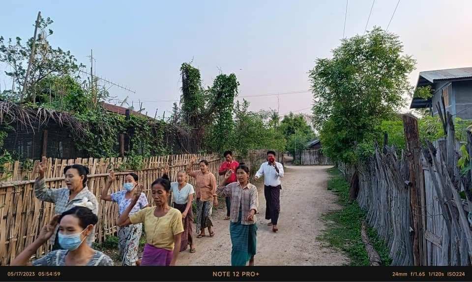 KimMinJi263's tweet photo. Pro democracy youths in a village, Yinmarbin Township, are still marching with vigor to keep opposing the military dictatorship.  #2023May17Coup  #G7HearTheVoiceOfMyanmar #G7WhatAboutJapan #WhatsHappeningInMyanmar https://t.co/4VvY1UeXoY