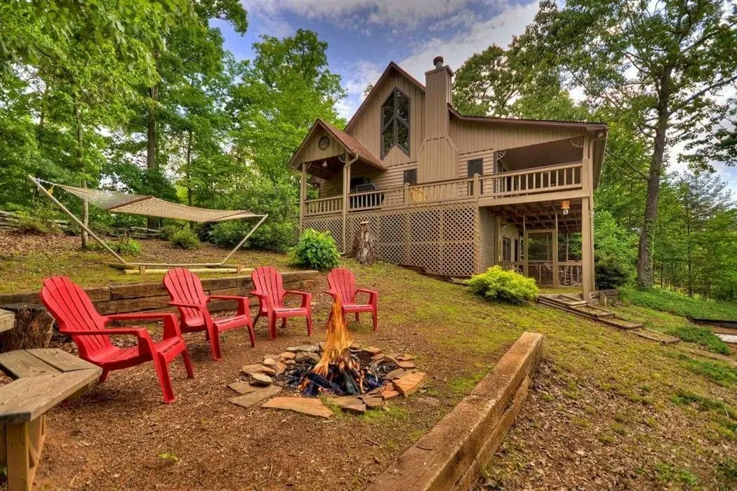 MRendezview's tweet photo. Check out this awesome fire pit in the backyard at My Mountain RendezView cabin! Book your stay with us today! https://t.co/0w8AOiBkIB #firepit #summervacation2023 #cabinrental https://t.co/8p1skkfbk0