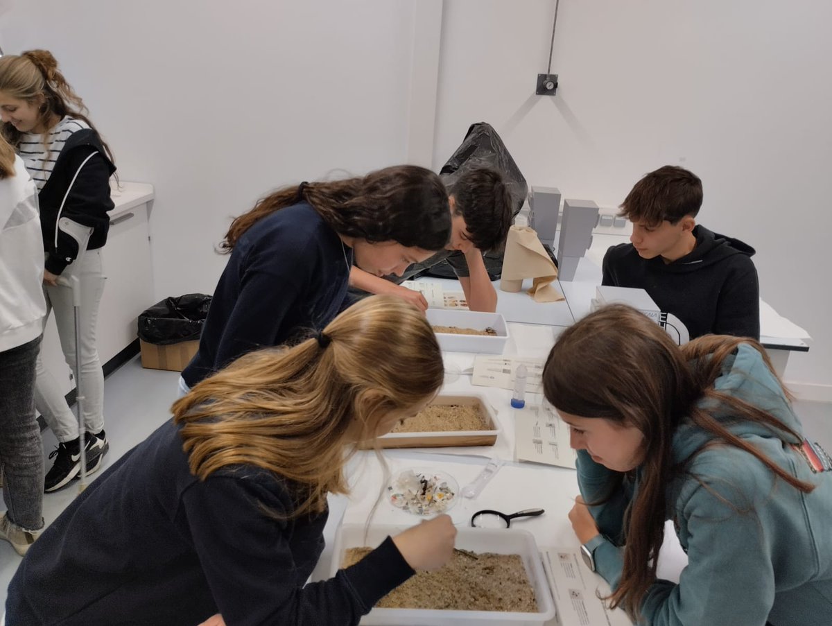 Seguim amb les activitats de la Primavera de la #Ciència! 👩🏻‍🔬

➡️ Avui ens ha visitat l'<a href="/ICirvianum/">Institut Cirviànum de Torelló</a> de #Torelló, per aprendre com estudiar la contaminació per plàstic als ecosistemes aquàtics.
