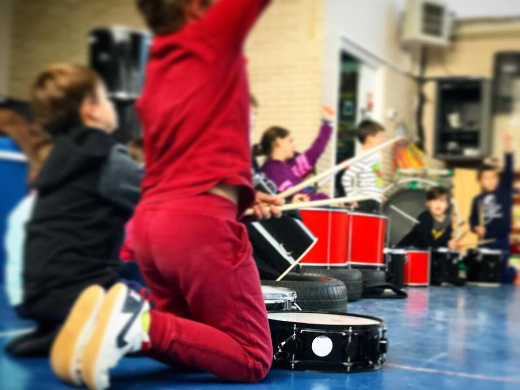 No hi ha res més satisfactori que tocar música amb altres persones i sentir que formes part d'un conjunt únic. Vine a descobrir la màgia de la batucada amb nosaltres! 🎶🥁 
.
.
.
.
#SolRe #percussió #tallerdebatucada #extraescolardebatucada #màgia #bat… instagr.am/p/CsWCs9NtQLG/