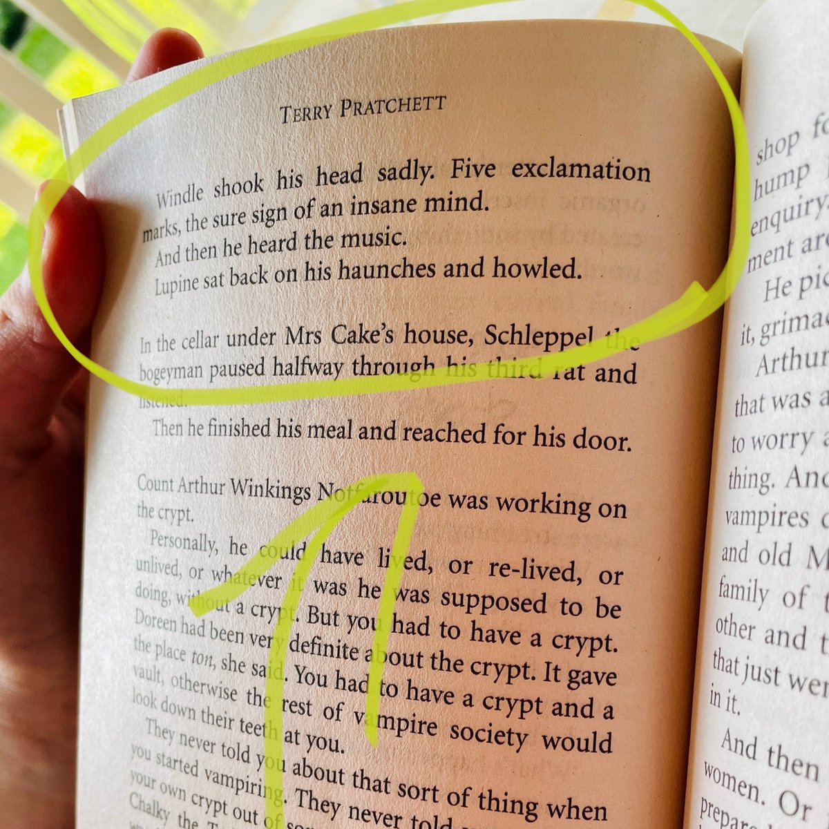 tiffanymarkman's tweet photo. See? Itโs not just me. Sir Terry Pratchett says so too. #exclamationmarks https://t.co/9BUzx26up3