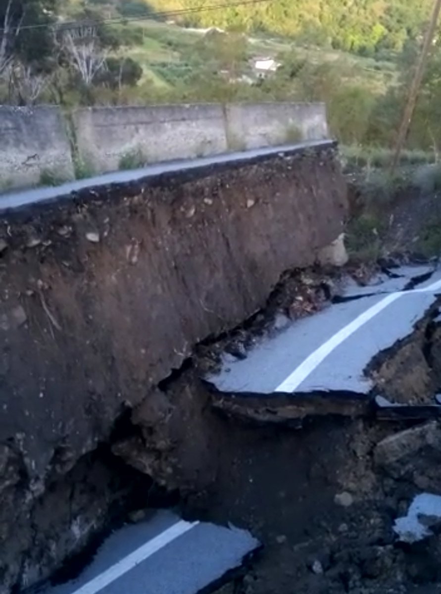 È franata questa mattina , alle prime luci dell'alba la strada provinciale Siderno-Agnana-Canolo. #FRANA #SidernoAgnanaCanolo #stradaprovinciale

telemia.it/2023/05/frana-…