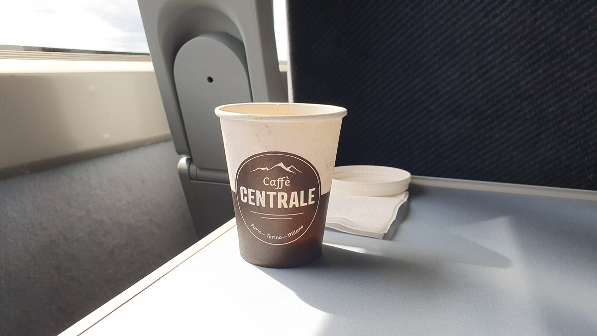 BenoitGonnet's tweet photo. Il piacere di un caffè nel treno per Milano!
Paris Milan en 7h, c'est un peu long mais on est tellement mieux que dans un avion, sans même compter le bilan carbone.
En attendant avec impatience le retour des trains de nuit 🙏
#TGV #Italia #vacances https://t.co/zY9Ql54Ypr
