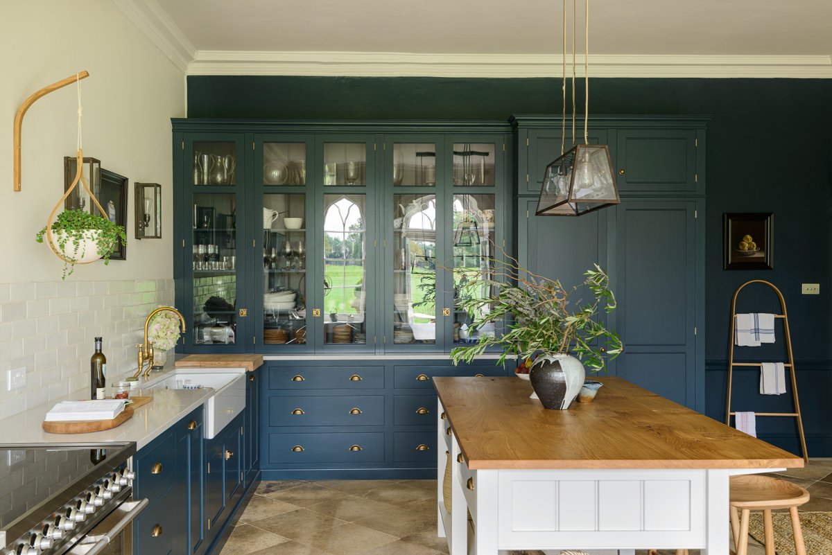 deVOLKitchens's tweet image. #KitchenTour:  Huge bespoke cupboards to house the fridge and pantry, tall glazed cupboards to store, but allow you to view, lovely collections of crockery and glassware. A simple sink run with fine art on the walls and a really good sized prep table... devol.ltd/lincolnshireha…