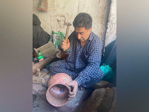 RisingKashmir's tweet photo. #Kashmiri #copperware craft losing battle to machine-made #items
https://t.co/owEfOVW71w https://t.co/GUgCQTwi1r