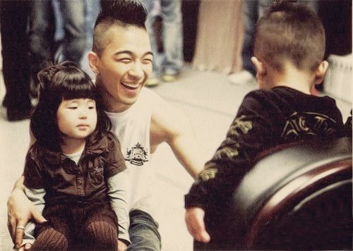 8KLIFE's tweet photo. HBD to the amazing father 

HAPPY BIRTHDAY TAEYANG
#BrightTaeyangDay
#TAEYANG https://t.co/I7R12aUy4q