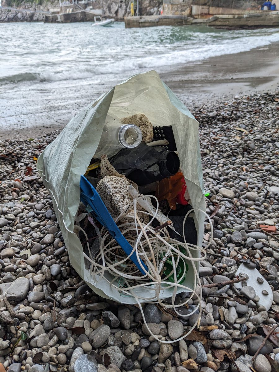 Ten minutes on a beautiful pebble beach 😥 Styrofoam, bottles, lighters, broken plastic toys, pens, string, candy wrappers - you name it, I found it! 
#plasticpollution
#marinelitter
