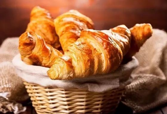 dgntools's tweet photo. One of the stars of French breakfast is croissant, which can only be handmade. When freshly baked, every crack is filled with a strong butter aroma, and paired with a warm glass of milk, it is a convenient and nutritious breakfast pairing. https://t.co/FMSFKxInht