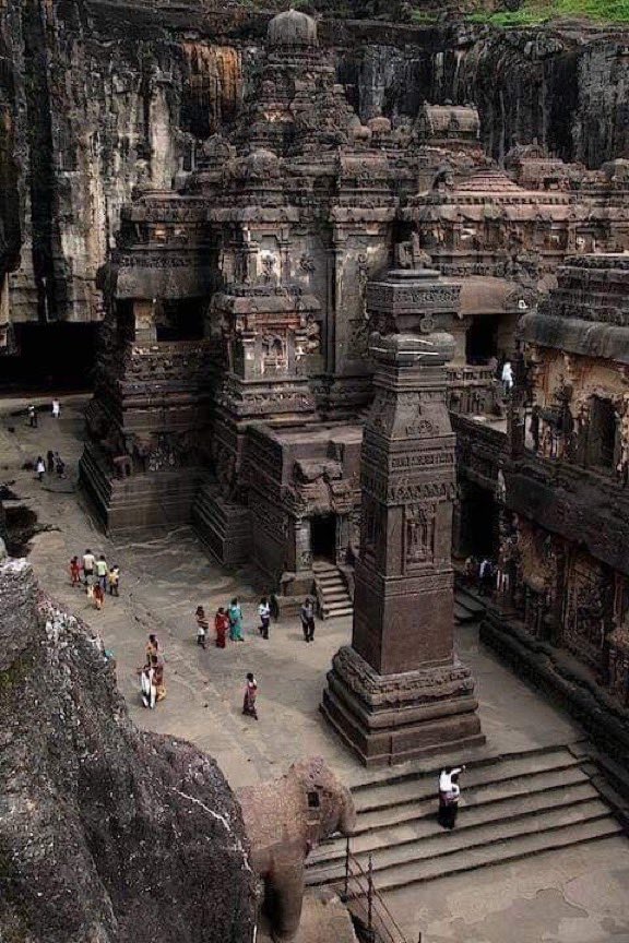 🏛  Tek bir kayadan oyulmuş Kailasa Tapınağı, Hindistan.