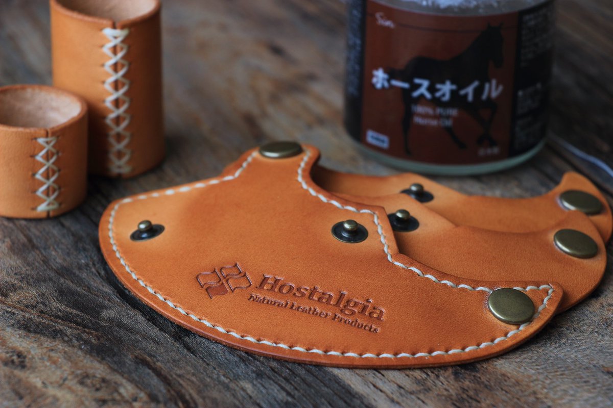 hostalgia_'s tweet photo. 自分用のミニマライトシェードのオイルケア。

革は定期的にオイルケアをして油分を補給してあげることで、表面の荒れやヒビ割れを防ぐことができます。

また、エイジングも加速しますよ👍

#レザーシェード
#ミニマライト
#キャンプ https://t.co/1SHDh6oKZH