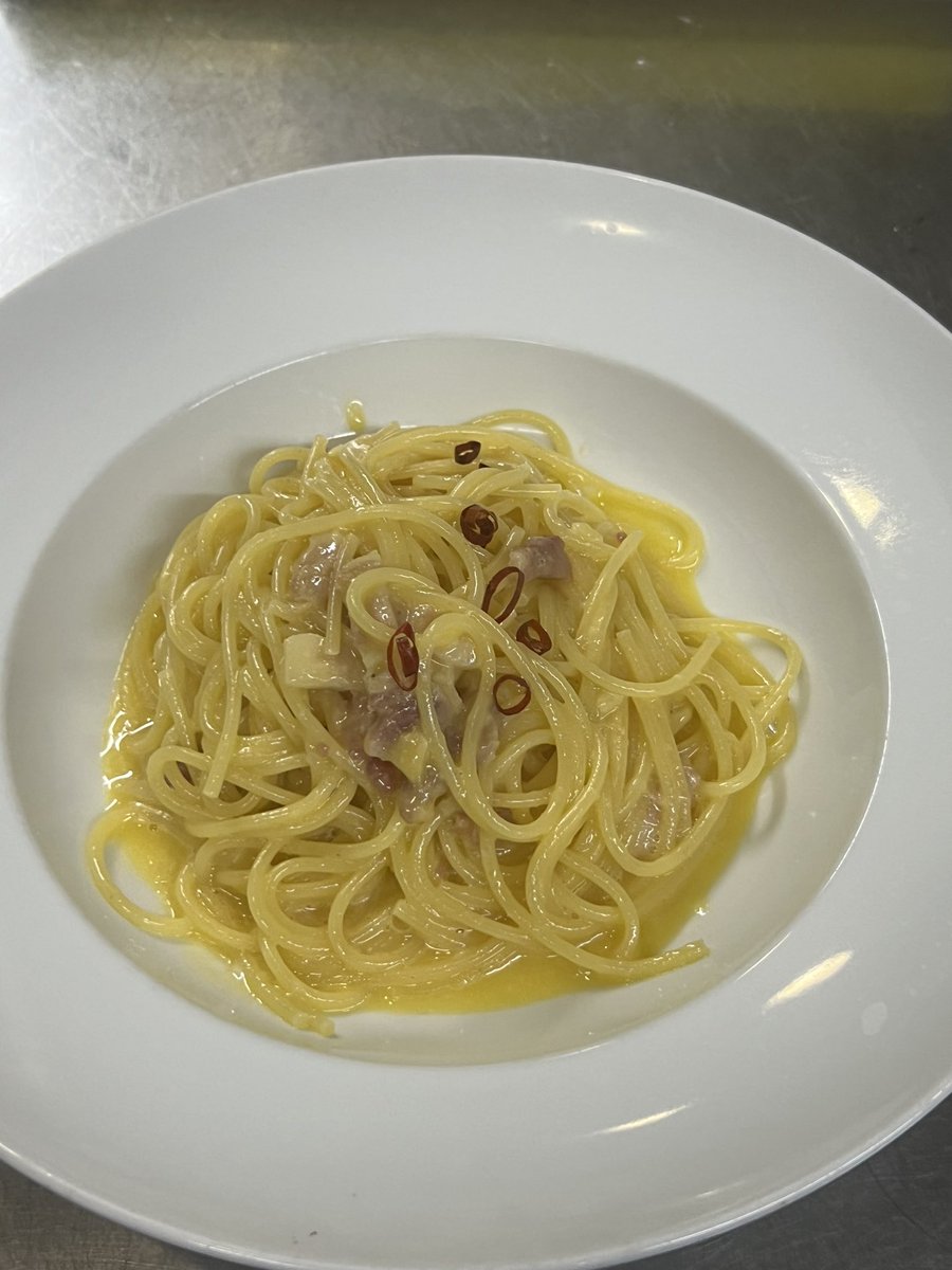 69ganmo's tweet photo. 片付けしてからの賄い

賄いパスタ
「ぺぺたま」
　
いつも作るペペロン��ーノに卵を１つ

辛めなカルボナーラっぽくなる https://t.co/IKCqdmnZgG