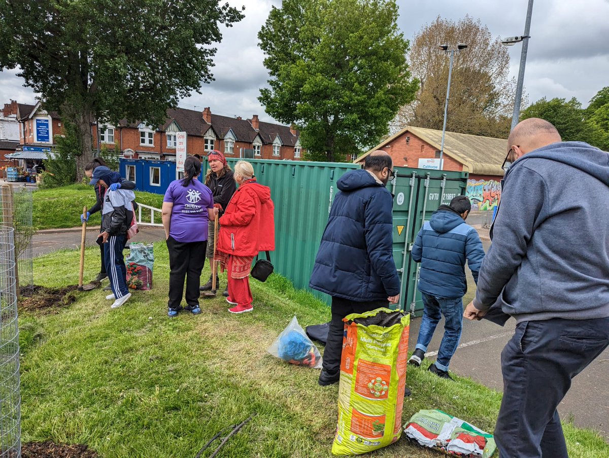 fruitnutvillage's tweet photo. Caring for our orchards and perennial food beds @SaheliHub and #CalthorpePark today. Everything growing well. https://t.co/AxQsgEaGd5