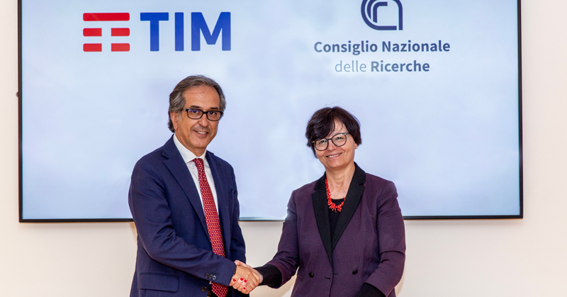 GruppoTIM's tweet photo. Offrire alle amministrazioni cittadine gli strumenti digitali per una gestione efficiente e sostenibile dei territori urbani: con questo obiettivo TIM e @CNRsocial_ hanno siglato un accordo per attività di ricerca scientifica e progetti di #UrbanIntelligence e #Smartcity.