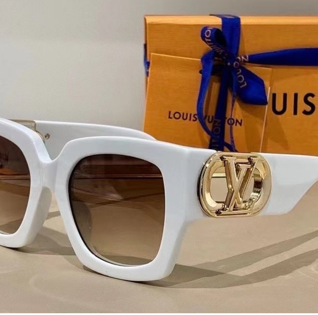 coach_lauram's tweet photo. I'm back with another plug🔌

Those who love beautiful brands shades go to Small  and market street there's a shop called Martine urthur Eyewear. They sell all famous quality shades at an affordable price.When you on small and market,look at your right side you will find it https://t.co/R9EwUOaiIE