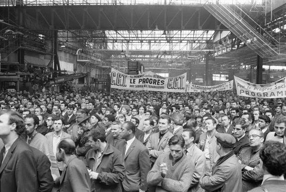 wrkclasshistory's tweet photo. #OtD 17 May 1968, thousands of students in Paris marched for a second day in a row from the Sorbonne University to the Renault plant occupied by its workers to support them, despite trade union officials trying to separate the struggles https://t.co/SmxhAF0wJa https://t.co/ZU59btP9tI