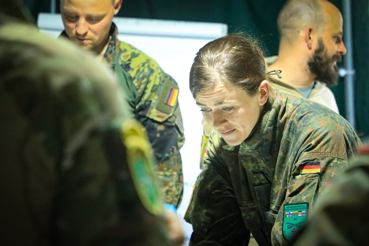 Oberleutnant Lara S. ist für die #BundeswehrimEinsatz bei der Vorbereitung der multinationalen Übung gefordert. Mit Kameradinnen und Kameraden aus NATO-Partnerländern behält sie den Überblick und versorgt die Battle Group mit einem aktuellen Lagebild.