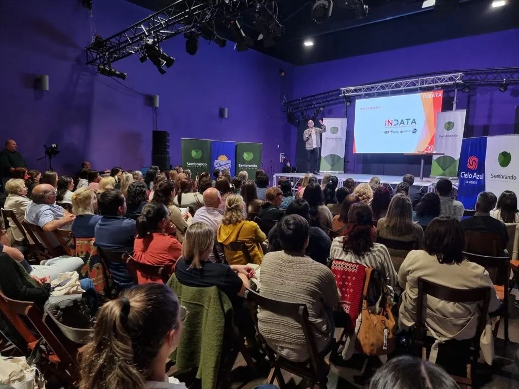 sembrandouy's tweet photo. de la mano de expertos de importantes empresas: @UDE_Oficial, @guyeryregules, @uesuruguay, @Institutobiosuy, @UruguayXXI, @mercadopago, @VerneUruguay  

Además, autoridades de @BROU_uy y @AntelDeTodos informaron sobre sus planes y beneficios para emprendedores. + https://t.co/E7ztijGMmy