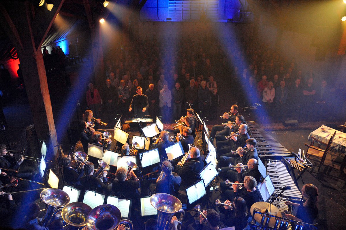 Vrijdag 12 en zaterdag 13 mei hebben we twee keer voor een uitverkochte ‘zaal’ “Oorlog op ’t Hoogelaand” mogen uitvoeren. Wat was het indrukwekkend…