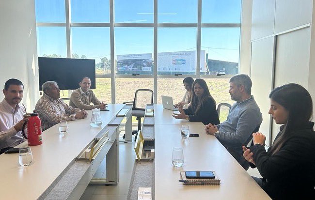 DecutRojas's tweet photo. El martes, junto a la coordinadora del ISAG @gabiecross , acompañamos al intendente de Virasoro (Ctes.) @emilianofr2022 y su equipo en la visita al @SiliconMisiones , donde nos recibió su titular @SiomaraVitto , con el objeto de seguir fortaleciendo las alianzas estratégicas… https://t.co/aQD6jAvDXM