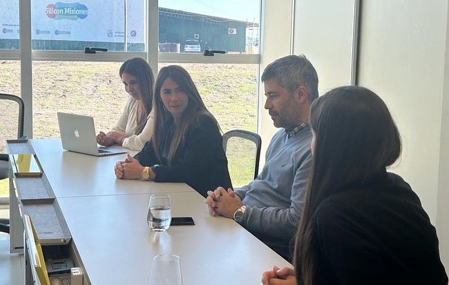 DecutRojas's tweet photo. El martes, junto a la coordinadora del ISAG @gabiecross , acompañamos al intendente de Virasoro (Ctes.) @emilianofr2022 y su equipo en la visita al @SiliconMisiones , donde nos recibió su titular @SiomaraVitto , con el objeto de seguir fortaleciendo las alianzas estratégicas… https://t.co/aQD6jAvDXM
