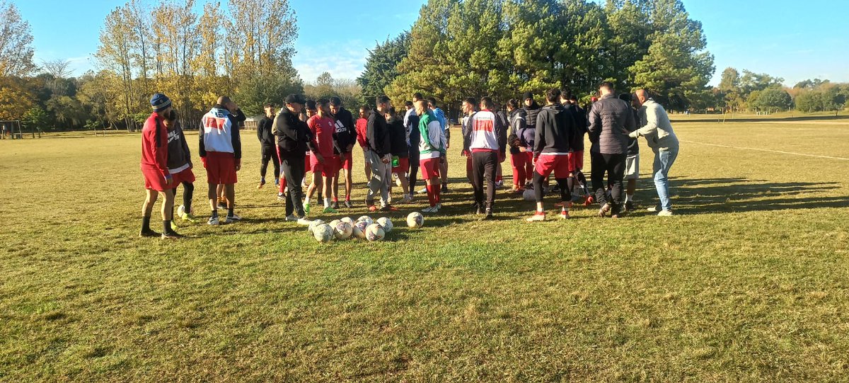 #AIFA 
Seguimos con la recorrida a los planteles fue el turno de Canadian.
Una nueva charla en busca de mejoras para los futbolistas amateur.
Agradecer a los dirigentes, jugadores y cuerpo técnico por abrirnos las puertas.
Seguimos sumando 💪💪