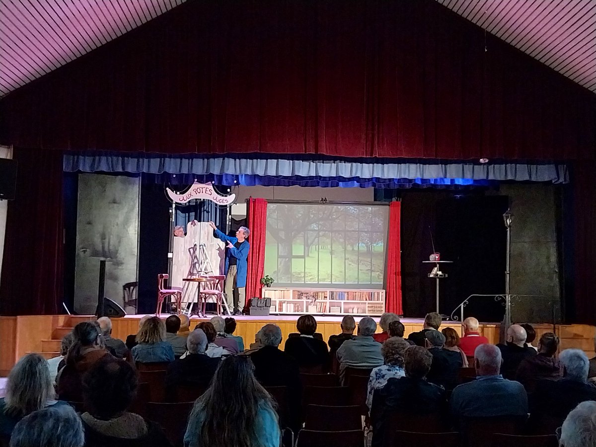 Aseptcvl's tweet photo. #Endirect #maretraitejenprofie à #bonnysurloire @leloiret pendant que 60 seniors et partenaires découvrent une nouvelle saison de @cievoldenuit,
15 ados de l'evs itinérant s'essaient au simulateur de vieillissement et à des jeux #nutrition
@CarsatCVL @bclmsa @AgircArrco https://t.co/h4rVOyUiHL