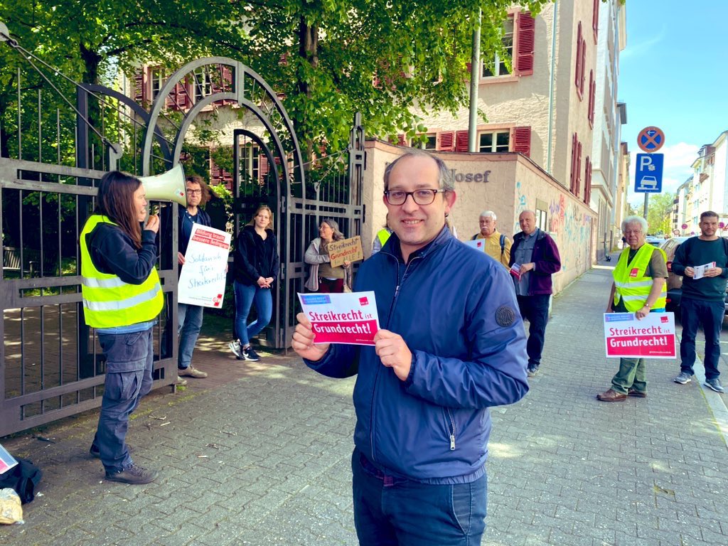 Heute solidarisieren wir uns mit Beschäftigten einer katholischen Kita in #Frankfurt, die beim Warnstreiktag von @verdi gestreikt haben. Dafür gab es eine Abmahnung des Arbeitgebers. Das geht gar nicht. Streikrecht ist Grundrecht. #zusammengehtmehr