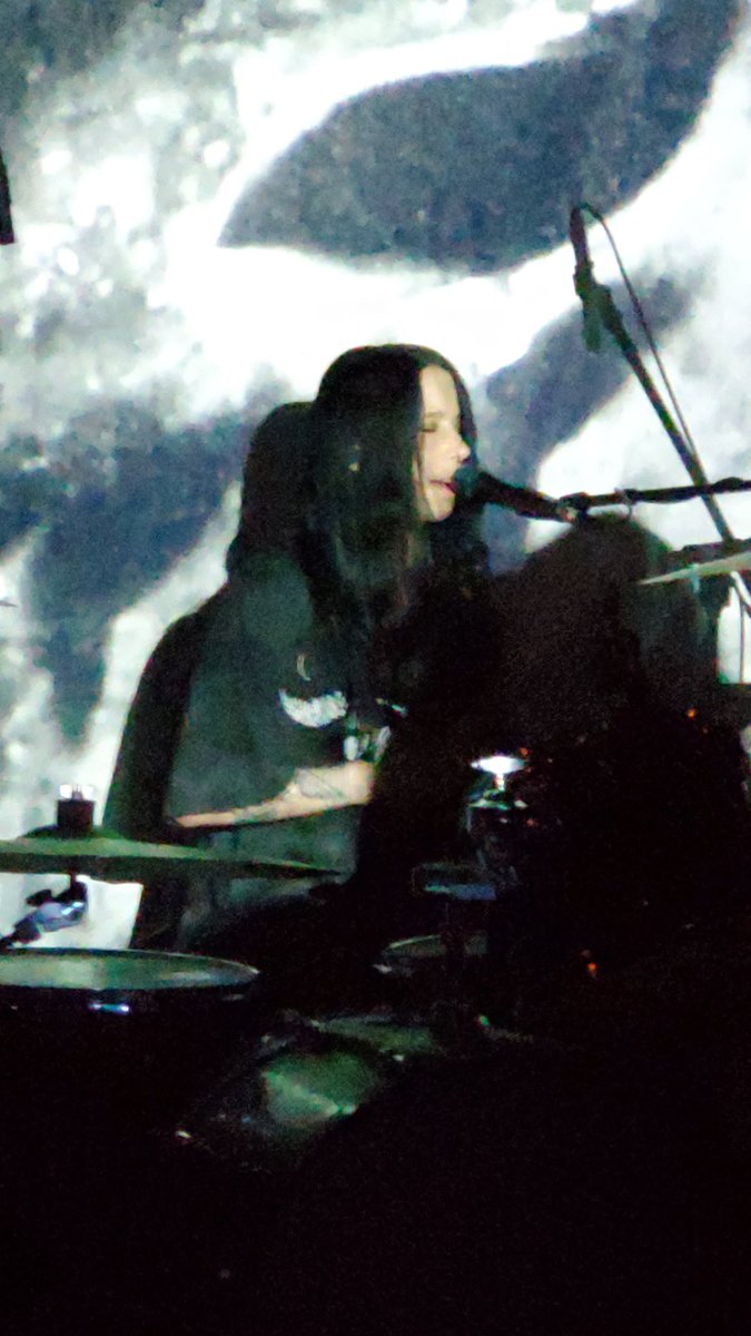ville0096's tweet photo. Softcultの来日公演、オルタナティヴな怒気と説得力を含有した至高のグランジゴスに終始咽び泣き。シューゲイズな音響美と哀切ポップネスを帯びつつ、根底に流れる90'sライオットガール系譜の訴求力の高さに痺れっぱなし。漆黒妖艶なステージングも唯々最高。招致に感謝。#Softcult https://t.co/xliFuTM7AJ