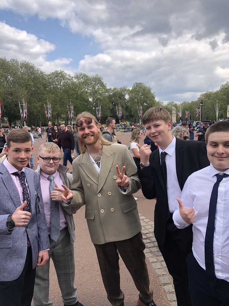 It’s been the best day meeting the King &amp; celebrities in Buckingham Palace <a href="/MaestegSchool/">Maesteg School</a> Looks more pics to follow @PrincesTrust #nationalwinners
