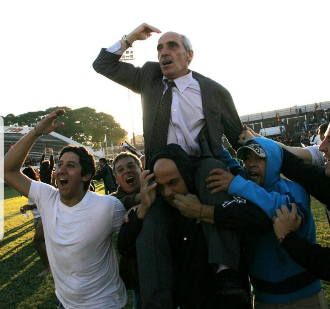bianchinipablo's tweet photo. A 17 años del campeonato del 2006! 🦑🏆. Dale Campeón! https://t.co/ofS1JvECBh