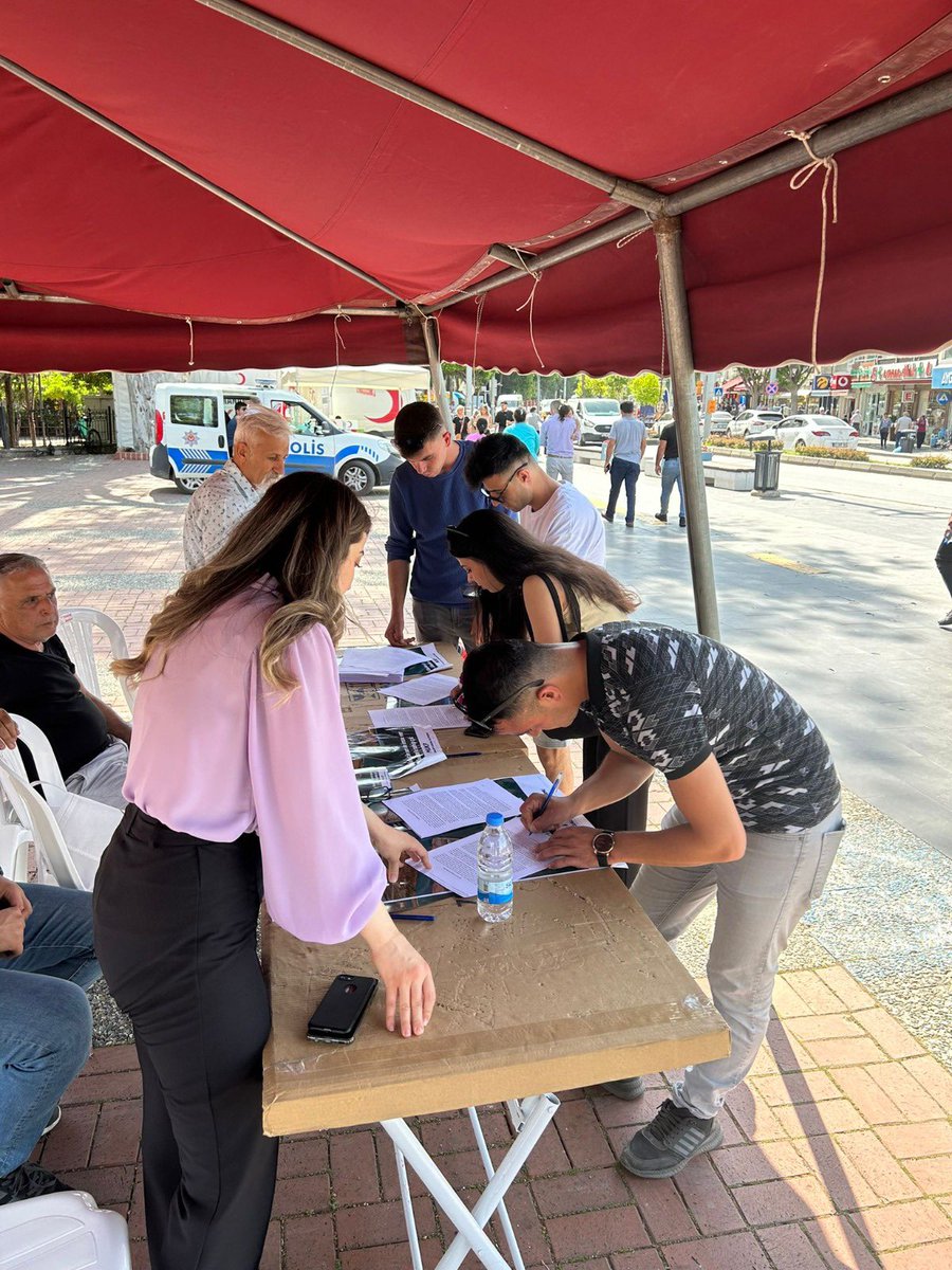 ulualanplatform's tweet photo. 📍Manavgat Cumhuriyet Meydanı standımızda imza kampanyamız tüm hızıyla sürüyor.

Kampanyamıza verdikleri desteklerden dolayı tüm halkımıza teşekkür ederiz. 
#ulualanmanavgatındır
#ulualanadokunma https://t.co/nwnA0phjpr