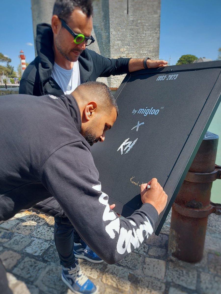 bymigloo's tweet photo. 2 artistes aux univers complémentaires signent une œuvre à 4 mains unique et exceptionnelle ! 🔥 rendez vous le 26 mai pour la découvrir 👀⚽️🏆
Une collab @by_migloo X @iamkamalhill
#om #olympiquedemarseille #30ans #football #foot #art #collab #artist #kamalhill #bymigloo https://t.co/xTrgww0lDx