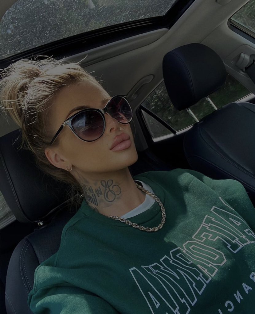 مثل القمر خلك رفيع عن القاع
لابغتك الناس ترفع لك نظرها..