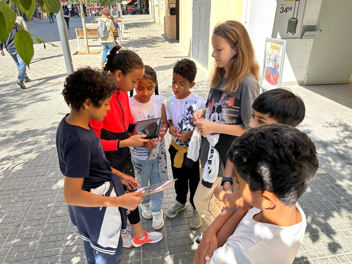 PauCasals_Rubi's tweet photo. Els infants de l’aula d’acollida fan una gimcana lingüística  pel Mercat Municipal de #rubicity i les botigues del voltant. Un bon aprenentatge per conèixer l’entorn proper, aprendre vocabulari  i parlar en públic. #optimot @SEVOCIII @ClaraSoleyManue 
Bona feina Marcos👏👏👏 https://t.co/DCvIVEKskZ